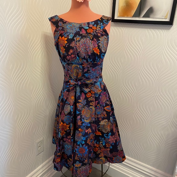 Dresses & Skirts - Heartbreaker swing dress Size S